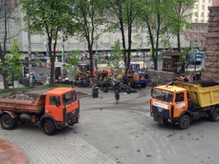 В центре Киева разбирают старые баррикады и строят капитальные В центре Киева разбирают старые баррикады и строят капитальные