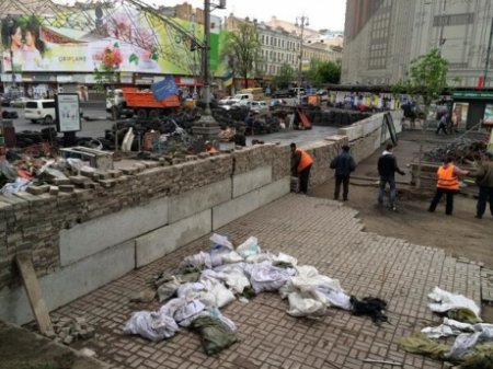В центре Киева разбирают старые баррикады и строят капитальные В центре Киева разбирают старые баррикады и строят капитальные