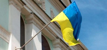 Флаг Украины оставили на здании Меджлиса в Крыму, несмотря на визит милиции 