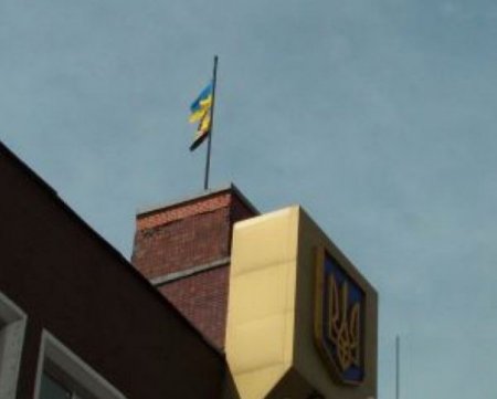 Над зданием исполкома Енакиево поднят флаг Украины