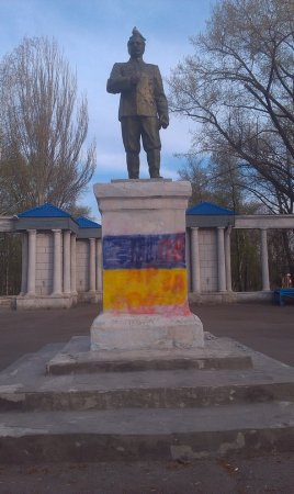 На Донетчине граждане разрисовали памятник Орджоникидзе в цвета украинского флага - СМИ
