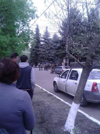 В Краматорске снова захватили горотдел милиции. ВИДЕО В Краматорске снова захватили горотдел милиции. ВИДЕО