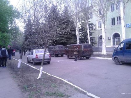 В Краматорске снова захватили горотдел милиции. ВИДЕО В Краматорске снова захватили горотдел милиции. ВИДЕО