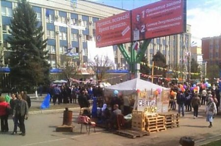 В Луганске сепаратисты выбирали «народного губернатора» с драками и ссорами
