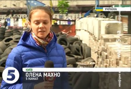 На Майдане разобрали часть баррикад