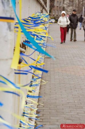 Автомайдановцы раскрашивают Харьков в желто-синий цвет