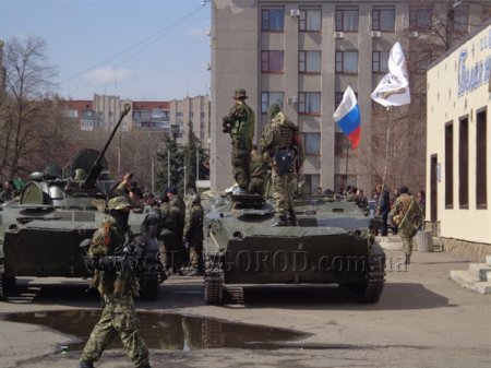 Украинская военная техника входит в Славянск, захвачен один блокпост