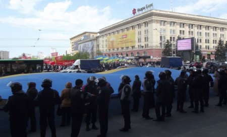 Митингующих в Харькове сторонников федерализации и единой Украины разделил кордон милиции