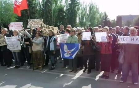 Около 100 сторонников федерализации пикетировали в Николаеве горсовет Около 100 сторонников федерализации пикетировали в Николаеве горсовет
