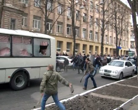 Правоохранители задержали одного из нападавших на милицейский автобус в Харькове 8 апреля Правоохранители задержали одного из нападавших на милицейский автобус в Харькове 8 апреля