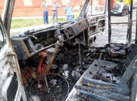В Краматорске в ночь на субботу на стоянке сгорели 7 микроавтобусов