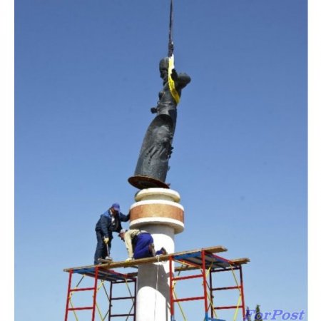 В Севастополе демонтировали два украинских памятника