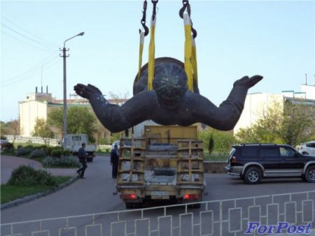 В Севастополе демонтировали два украинских памятника