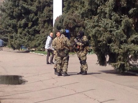 Экстремисты в Славянске захватили трех офицеров СБУ - СМИ