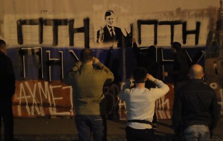 «Ахметов – предатель Украины», - в Киеве объекты компании олигарха разрисовали граффитчики