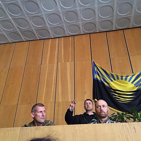 Террористы в Славянске показали захваченных инспекторов ОБСЕ прессе