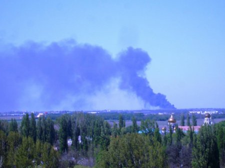 В Одессе горит склад с химикатами