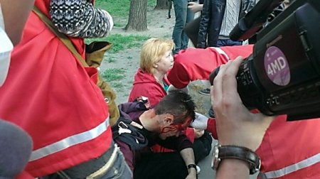 В Харькове во время марша за единство Украины сепаратисты напали на ультрас - есть раненые