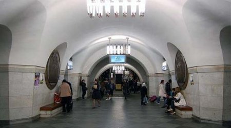 Около метро "Вокзальная" 40-летний мужчина умер после укола шприцом в спину