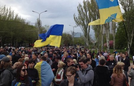 В Донецке неизвестные напали на участников мирного шествия за единство