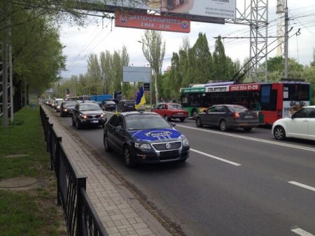 В Донецке пророссийские силы разбили пять машин участников автопробега за единство Украины