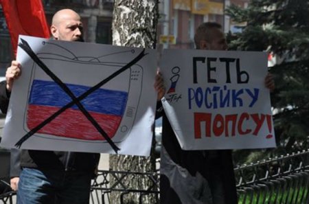 В Киеве люди в камуфляже митинговали под двумя телеканалами