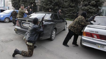 В Луганске экстремисты захватили телецентр и прокуратуру, штурмуют УМВД. Видео