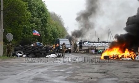 В Славянске украинские БТР подъезжали к блокпосту, ополченцы подожгли шины