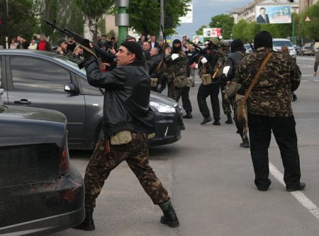 Сепаратисты в Луганске вооружены автоматами и гранатометами