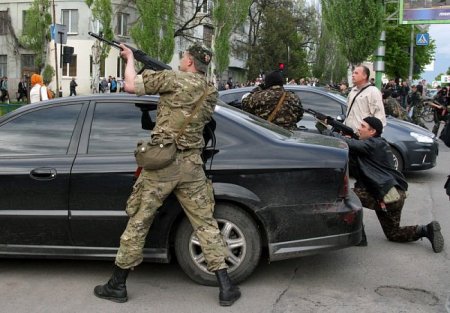 Сепаратисты в Луганске вооружены автоматами и гранатометами