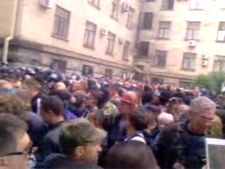 По улицам Луганска ходят вооруженные люди, - очевидец