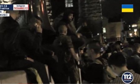 Вооруженные люди в камуфляже блокируют здание Кабмина, слышны выстрелы