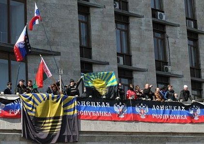 Захватчики здания прокуратуры Донецкой области мародерствуют и жгут жалобы граждан