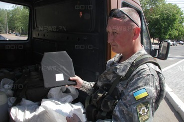 Николаевские правоохранители вместе с активистами помогли десантникам 79-й бригады бронежилетами и касками