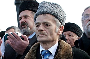 Около тысячи крымских татар встречают Джемилева на въезде в Крым