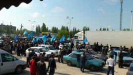 Крымские татары встречают Мустафу Джемилева под выстрелы ОМОНа