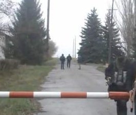 В Станично-Луганском районе около ста вооруженных людей блокируют дорогу