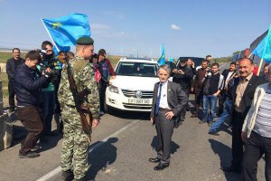 Крымским татарам, блокировавшим вчера трассы в Крыму из-за Мустафы Джемилева, рассылают повестки в суд