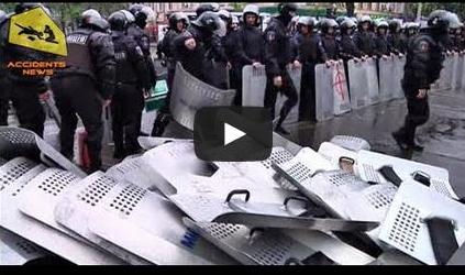 Как одесские милиционеры сбежали при штурме УВД. Видео