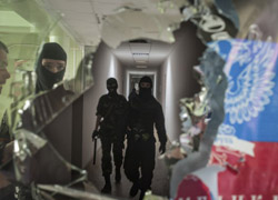 Террористы захватили горсовет в Дзержинске Донецкой области