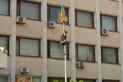 В Мариуполе опять  вывесили флаг ДНР над горсоветом