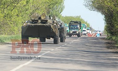 В Бердянск зашла колонна военной техники