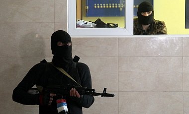 Террористы захватили две райгосадминистрации на севере Луганщины