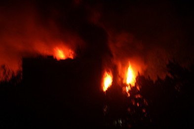 В Мариуполе горит здание городского совета. Видео