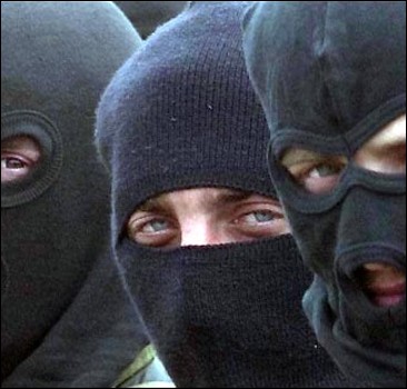 Около 40 вооруженных людей в масках перекрыли движение транспорта на трассе Киев-Харьков-Довжанский