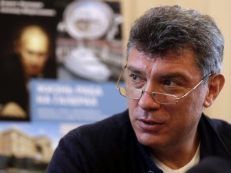 Б.Немцов назвал фамилии российских журналистов, награжденных "за Крым"