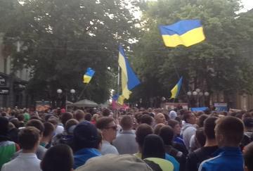 Тысячи фанатов вышли на марш за единую Украину в Полтаве Тысячи фанатов вышли на марш за единую Украину в Полтаве