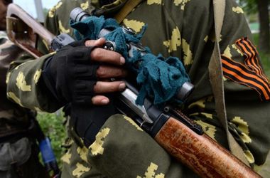 Террористы расстреляли в Луганске машину и двух женщин