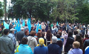 Татары направляются на митинг в сопровождении ОМОНа и вертолетов