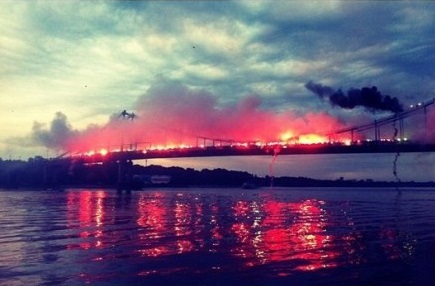 Ультрас устроили красочное фаер-шоу на мосту в Киеве